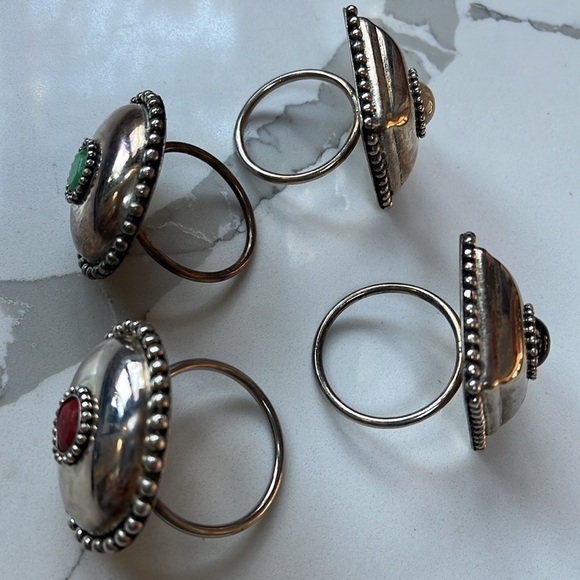 Twos Company Set of 4 Silver Plated Napkin Rings w Multiple Color Stone Inserts - Picture 6 of 8